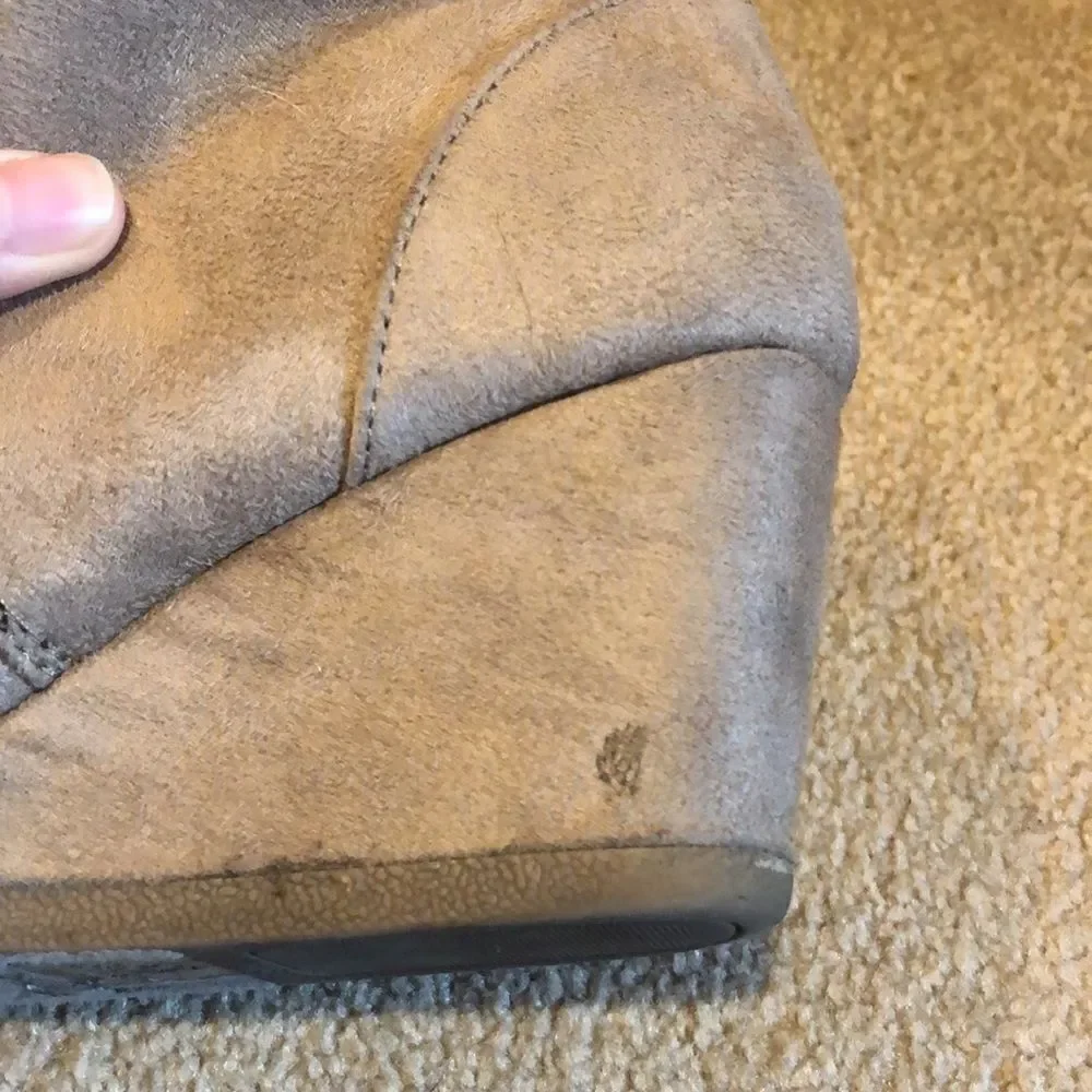 𝅺cityclassified tan suede wedged booties